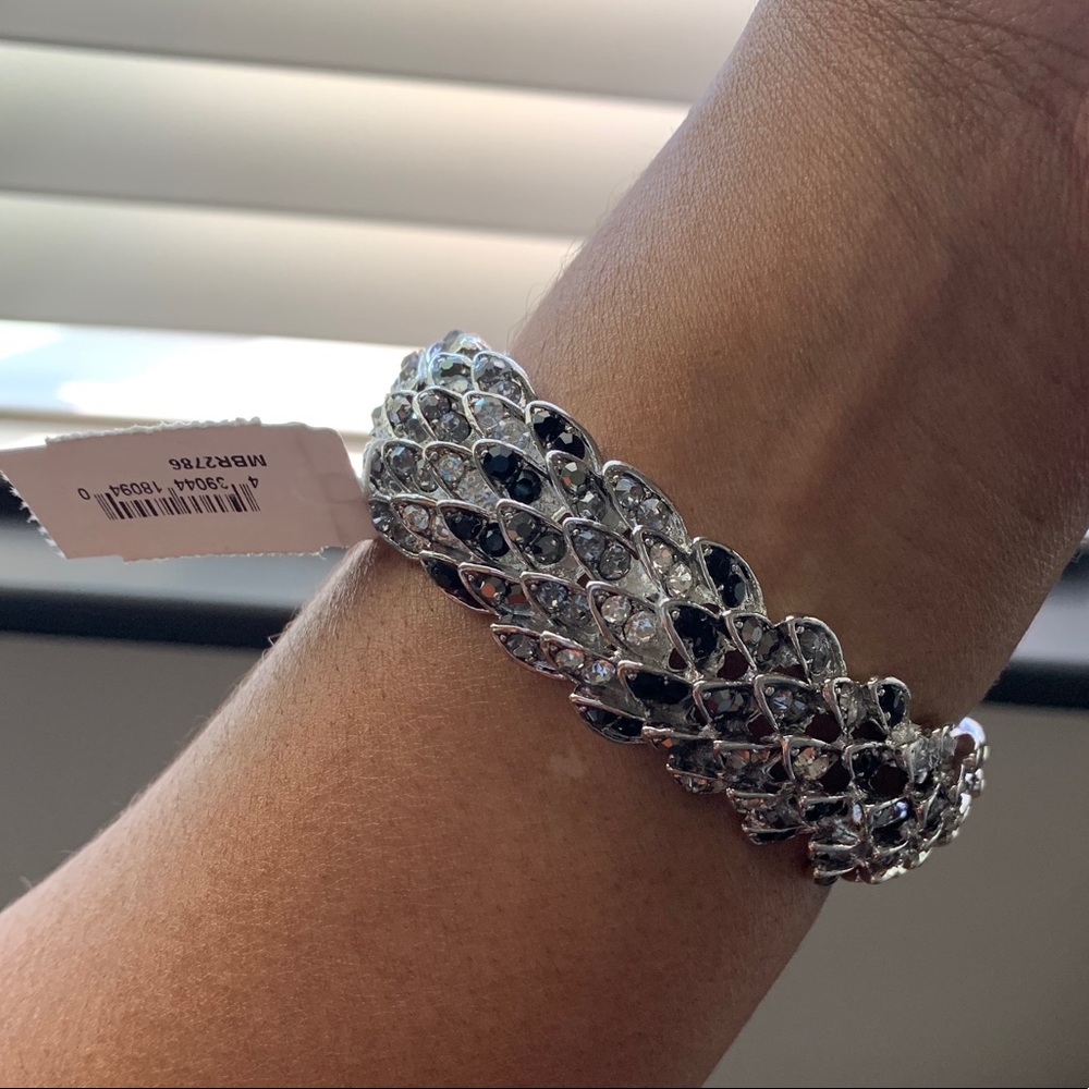⭐️ HOST PICK ⭐️ Silver and Black Bangle 🤍🖤
